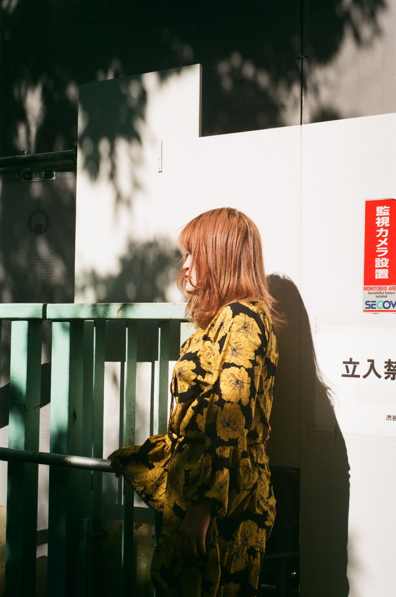 横を向く女性の画像