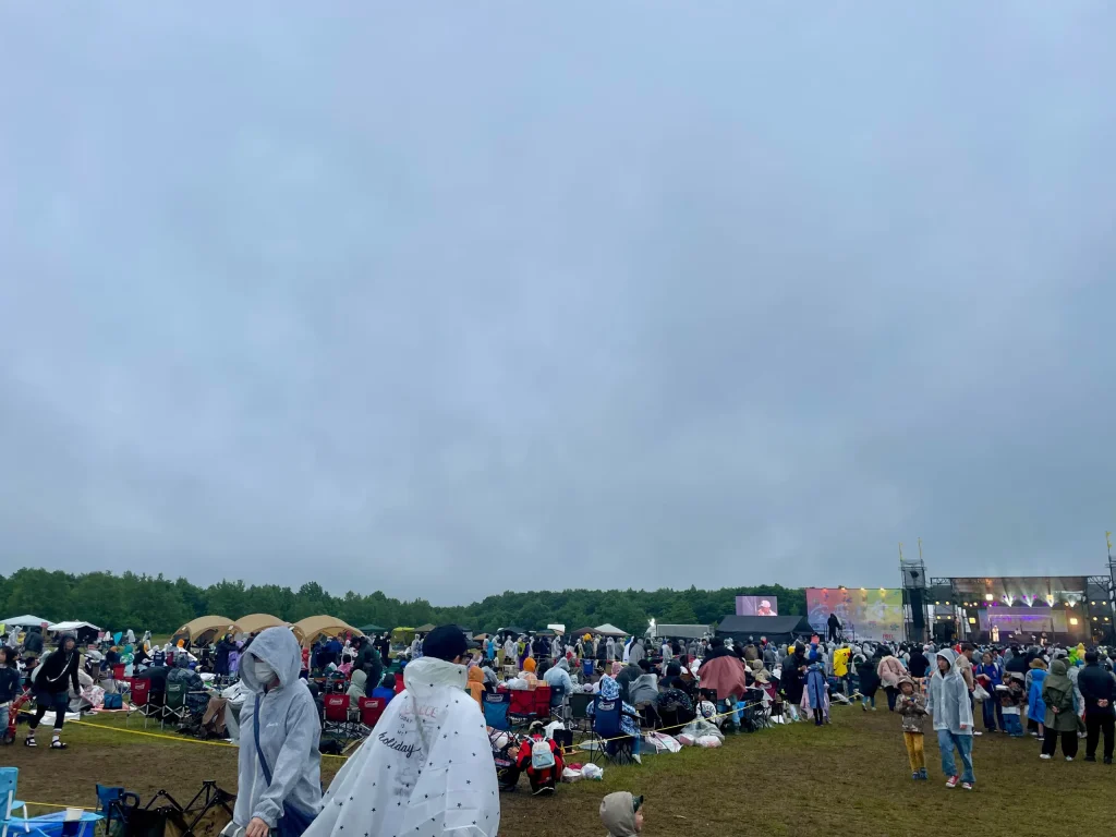 雨のフェス会場