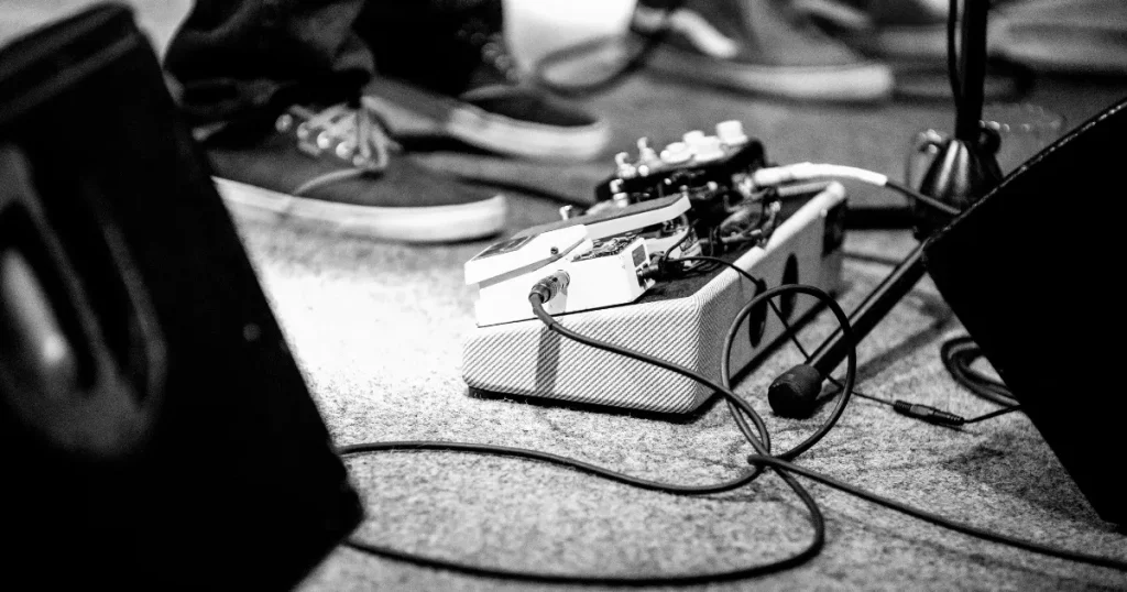 エフェクターを踏む人